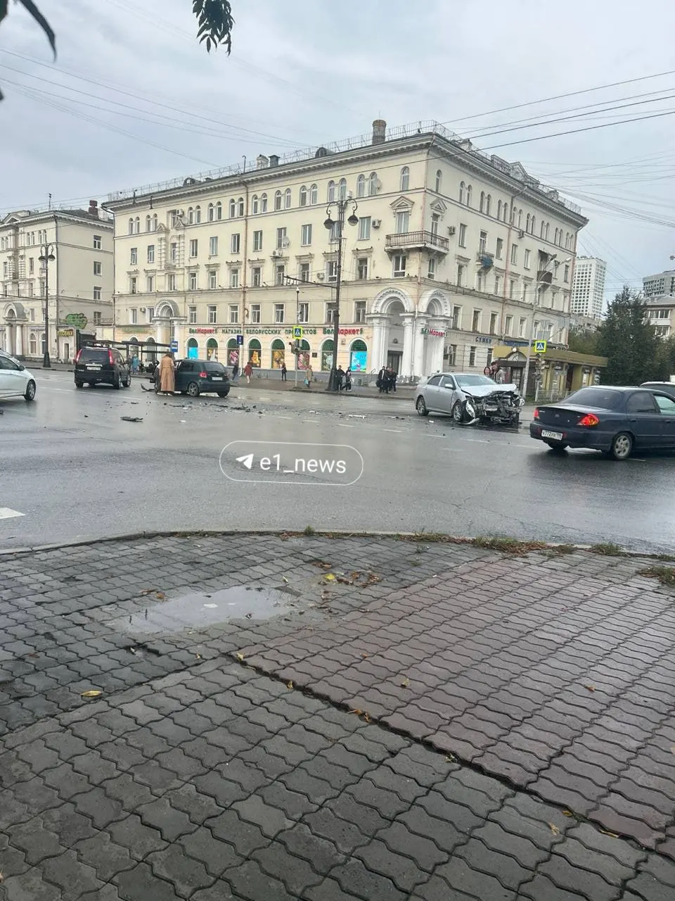 На месте ДТП работают службы ГИБДД; возможны затруднения на дорогах города. Подписывайтесь на обновления.
