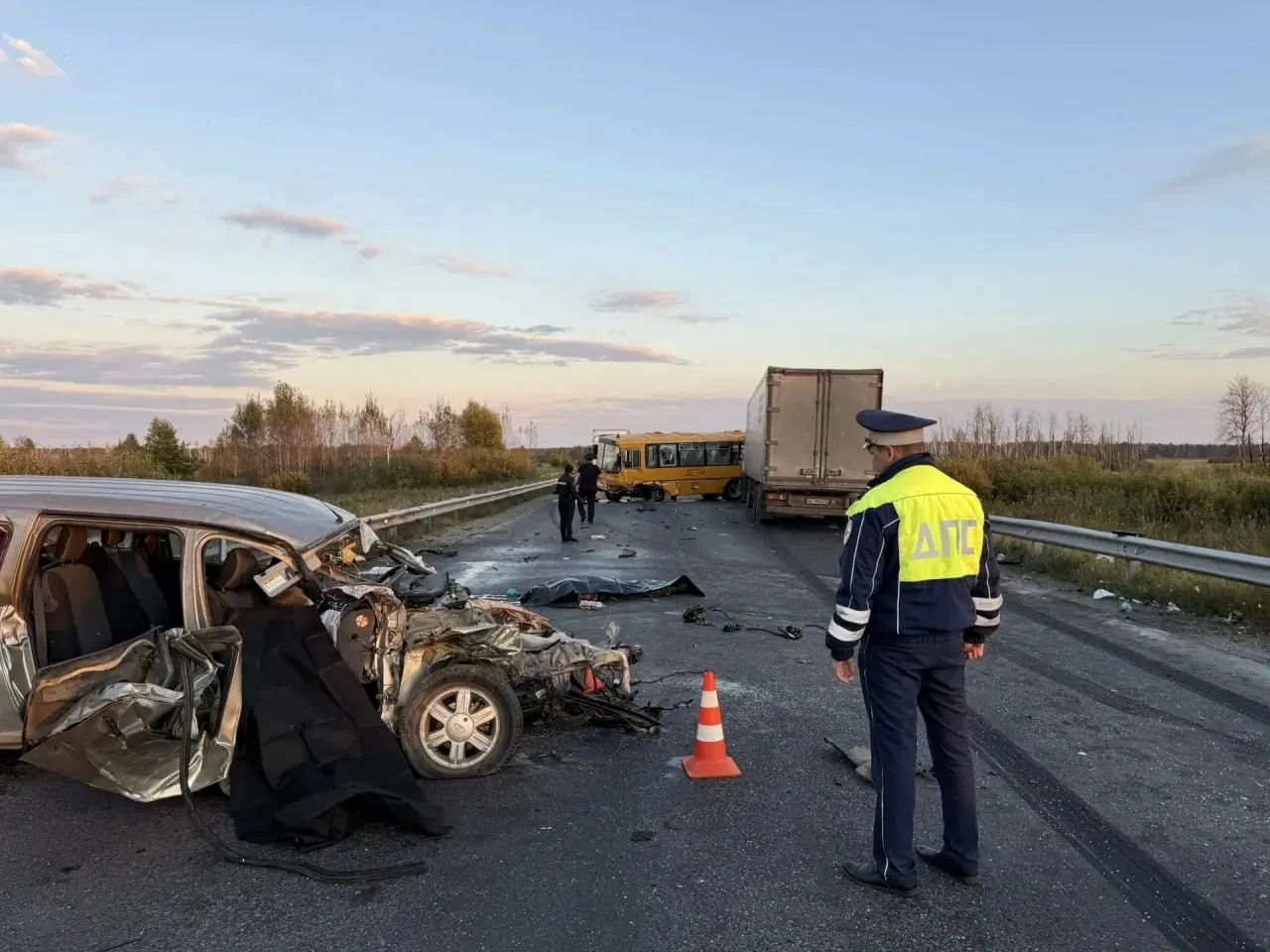 В Свердловской области произошло смертельное ДТП с участием школьного автобуса и легкового автомобиля. Погибли три человека; на месте работают следователи.