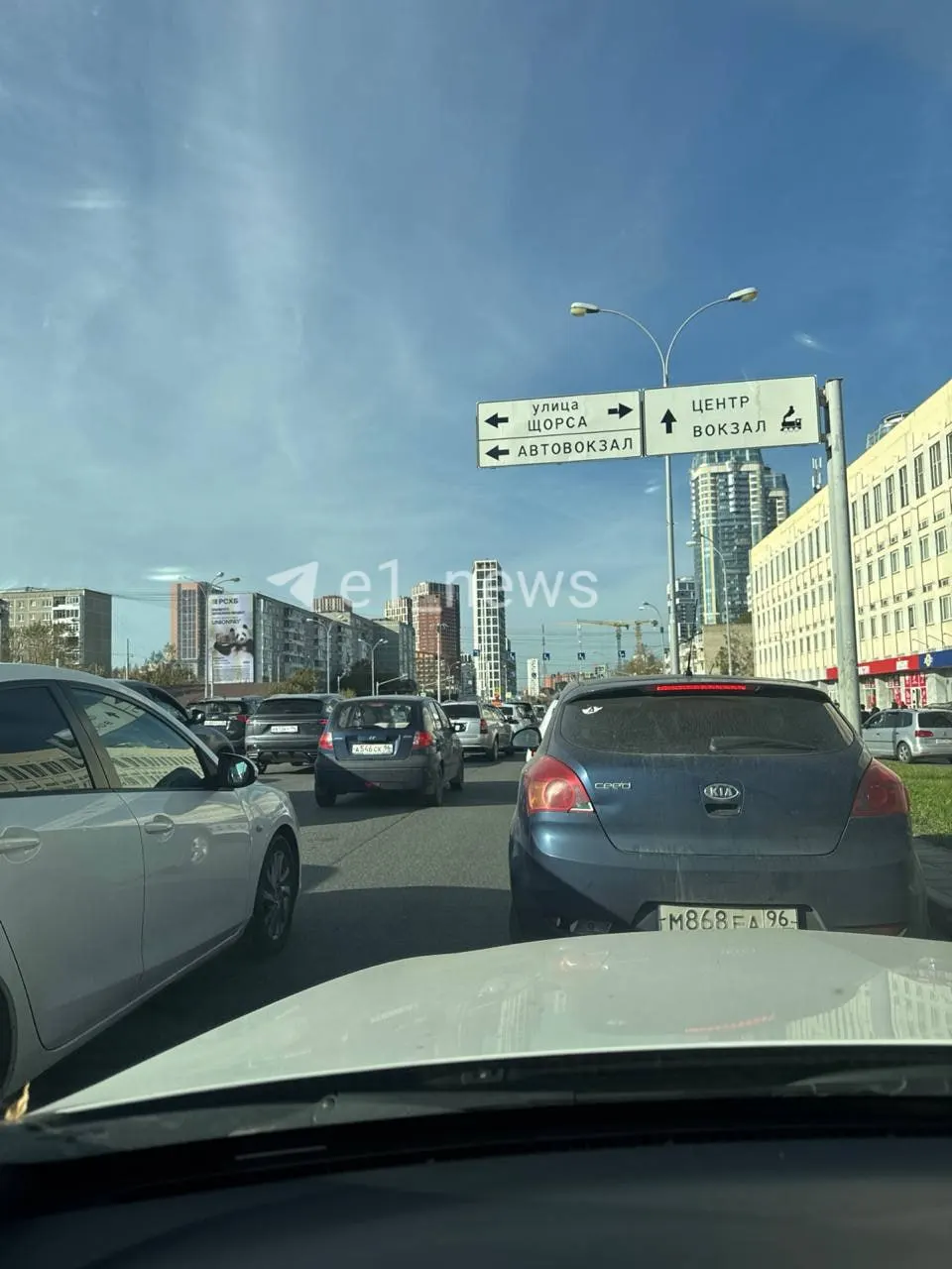 На дорогах Екатеринбурга сохраняются заторы на основных направлениях, горожане фиксируют длительные задержки движения.