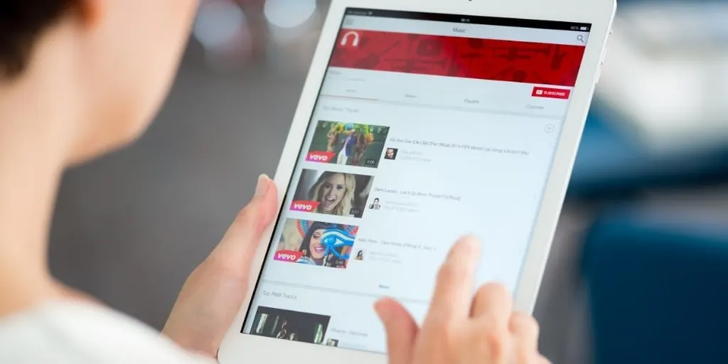 За первое полугодие 2026 года YouTube обеспечил основной рост времени просмотра видеоконтента в России, в то время как конкуренты снижались.