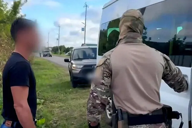 Мужчина подозревается в распространении незаконных комментариев в соцсетях.