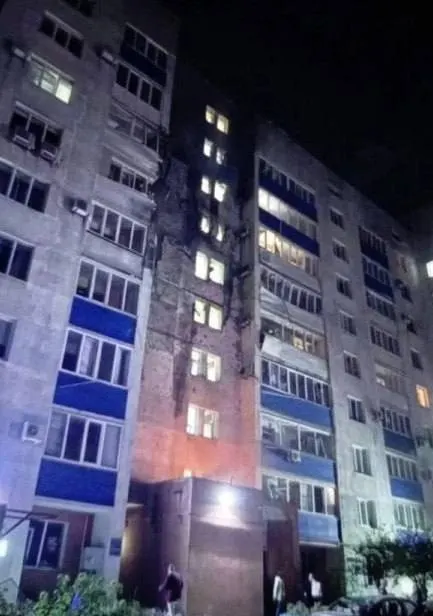 За ночь над регионами России уничтожены 516 беспилотников; повреждены порт Усть-Луга и жилой дом в Новокуйбышевске; поступают данные об ударах по Киеву и новые ЧС в регионах.