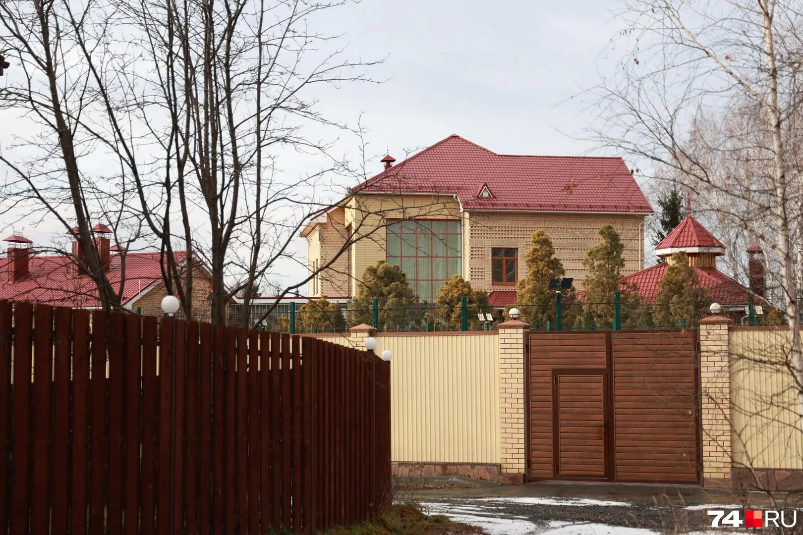 Росимущество подало иски к Андрею, Александру и Никите Махониным и их близким; первый иск об выселении удовлетворён, остальные дела находятся на рассмотрении.