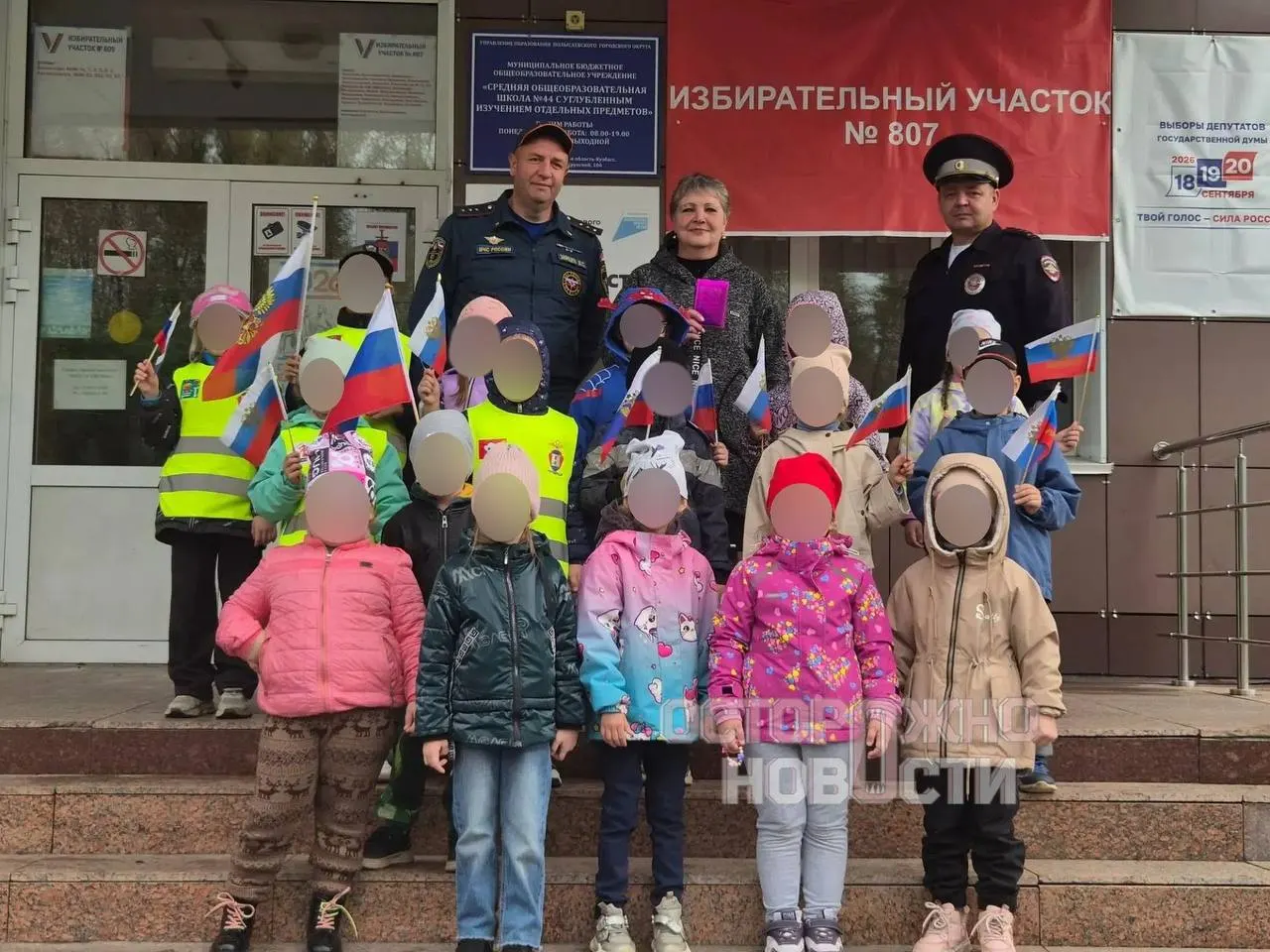 В ряде регионов детские сады сообщают об участии воспитанников в мероприятиях, связанных с выборами: экскурсии на участки, участие в роли членов комиссии и даже игровые эпизоды, связанные с голосованием.