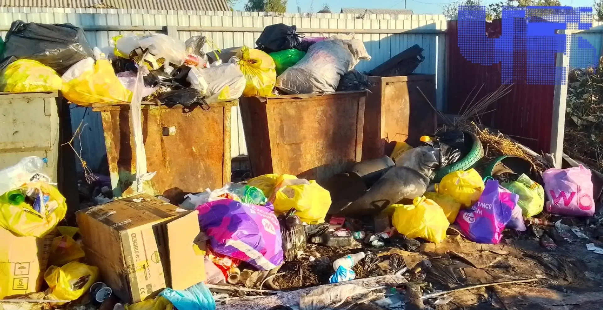 В Челябинской области возле вокзала города Троицк образовалась крупная свалка, которая частично перекрывает проезжую часть. Местные жители зафиксировали ситуацию на перекрёстке Гайдара и Инженерной.