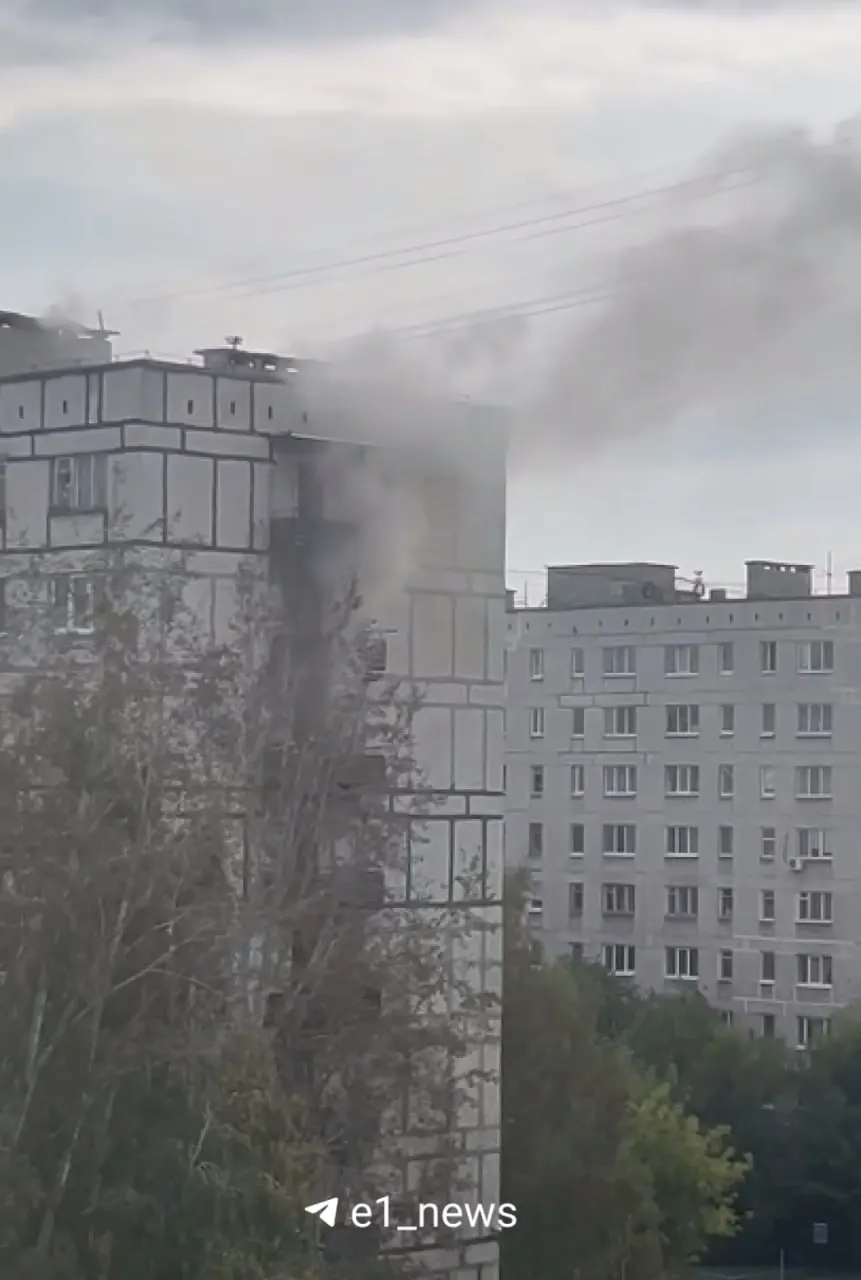 Тело погибшего обнаружили пожарные. По данным на месте, огонь вспыхнул на 7-м этаже. На месте продолжают работать пожарные.