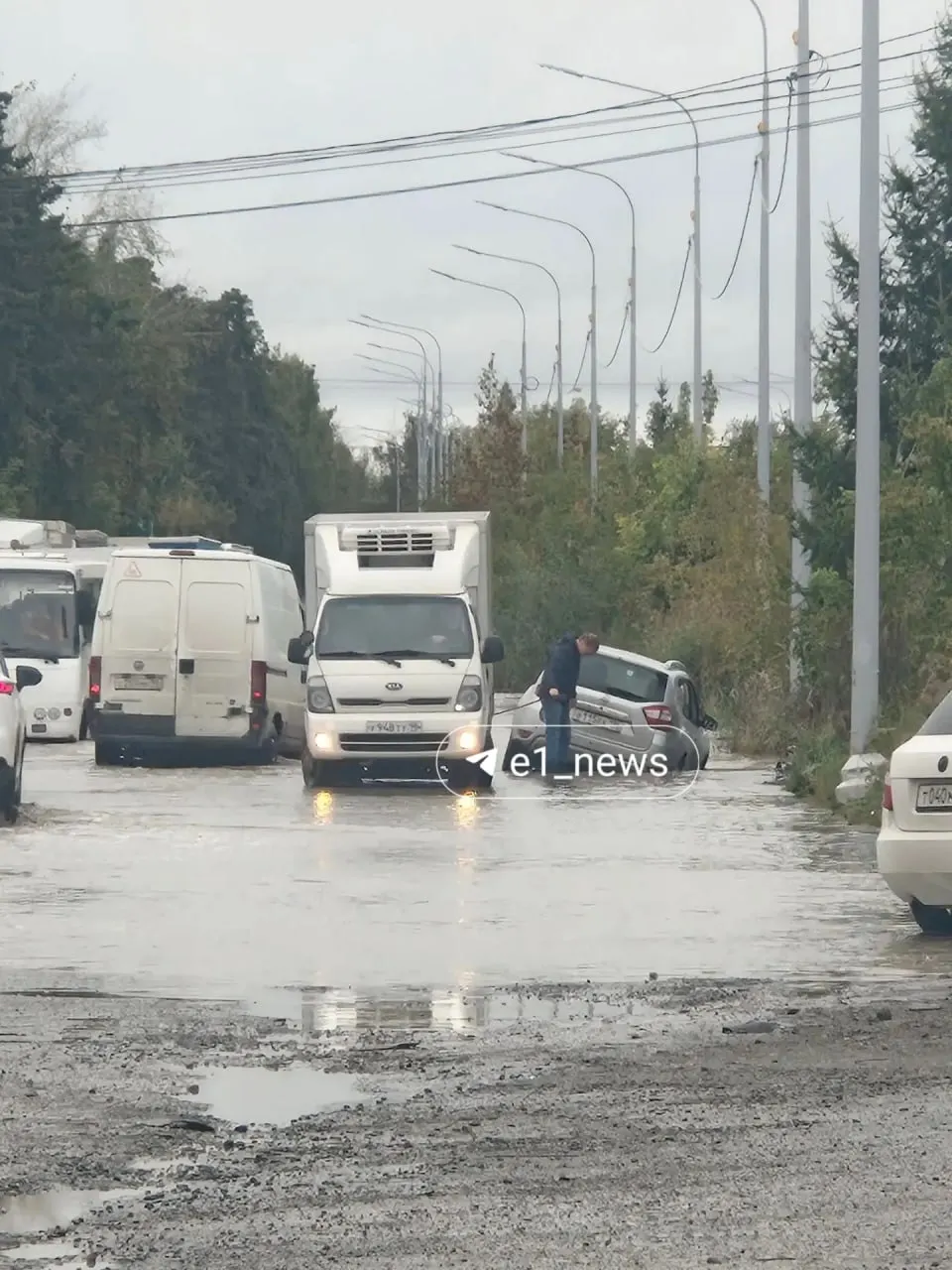 На проблемном участке города произошёл инцидент с авто в глубокой луже; власти планируют ремонт в ближайшее время.