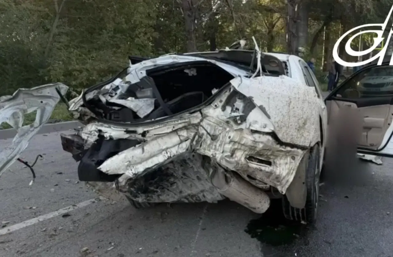 28-летний водитель не справился с управлением. В автобусе на момент аварии пассажиров не было; погибла пассажирка автомобиля, водитель получил травмы.