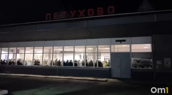 Поезд №97 Тында — Кисловодск остановился у станции Петухово в Курганской области; примерно 300 пассажиров, в том числе дети и пожилые, ожидали пояснений.