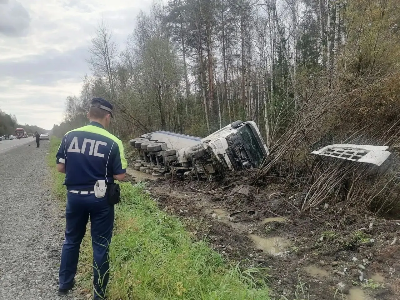 Дорожная обстановка на Серовском тракте: столкновение двух легковых автомобилей и грузовика, пострадали водители; на месте работают медики и сотрудники ГИБДД; движение ограничено.