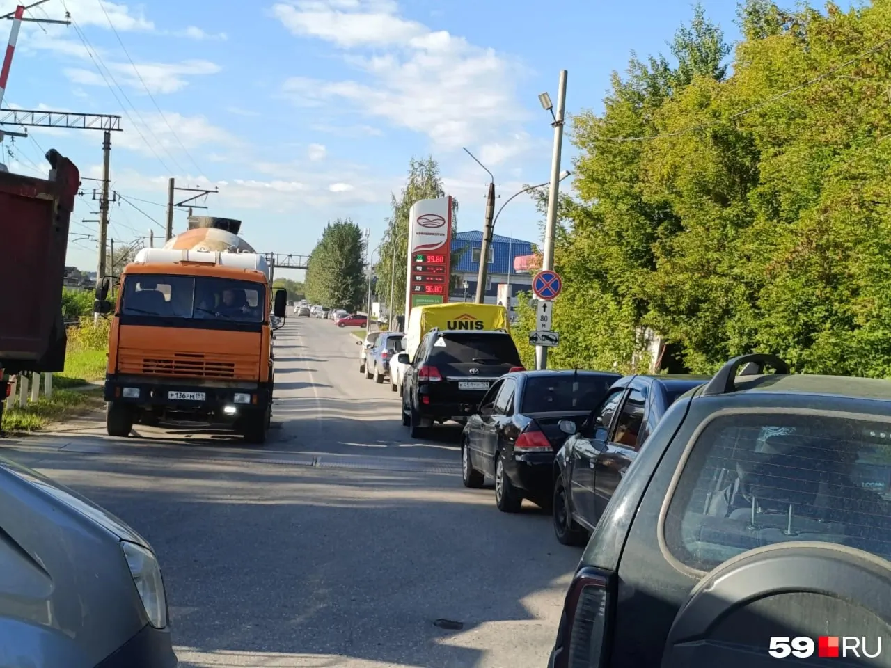 В Перми у Нефтехимпрома на Писарева водители занимают железнодорожные пути; поезда ходят часто, дежурная пытается отвести автомобили от путей.