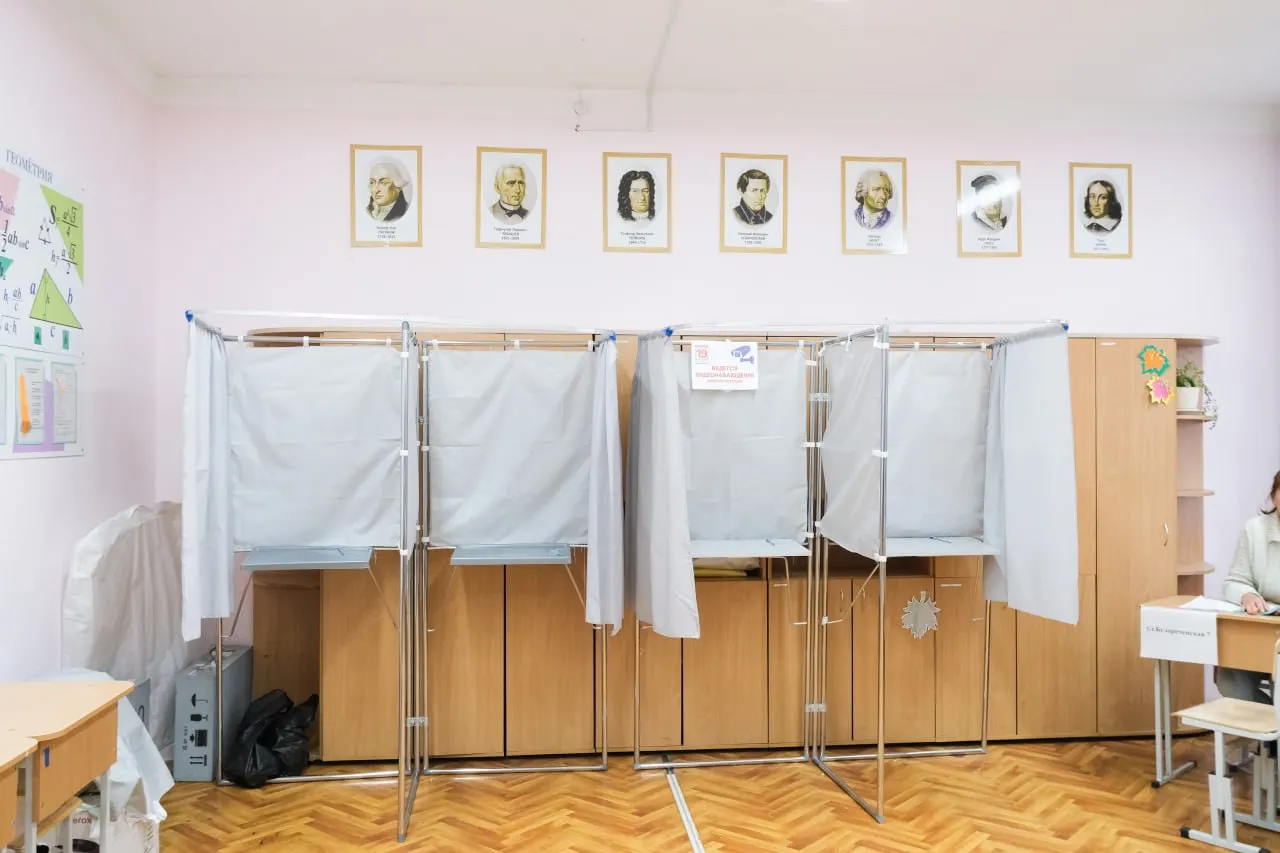 Избирательная кампания в регионе стартовала и продлится до 20 сентября. Участки открыты с 8:00 до 20:00, проходят выборы в Заксобрание и Госдуму, включая муниципальные органы. действует дистанционное электронное голосование.