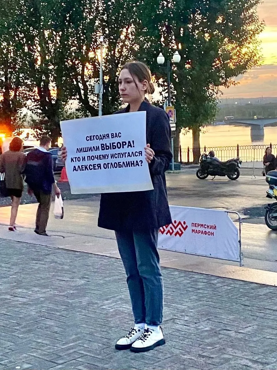 Одиночный пикет в Перми в поддержку кандидата в депутаты, а затем решение краевого суда об отмене отказа в регистрации и критика действий комиссии.