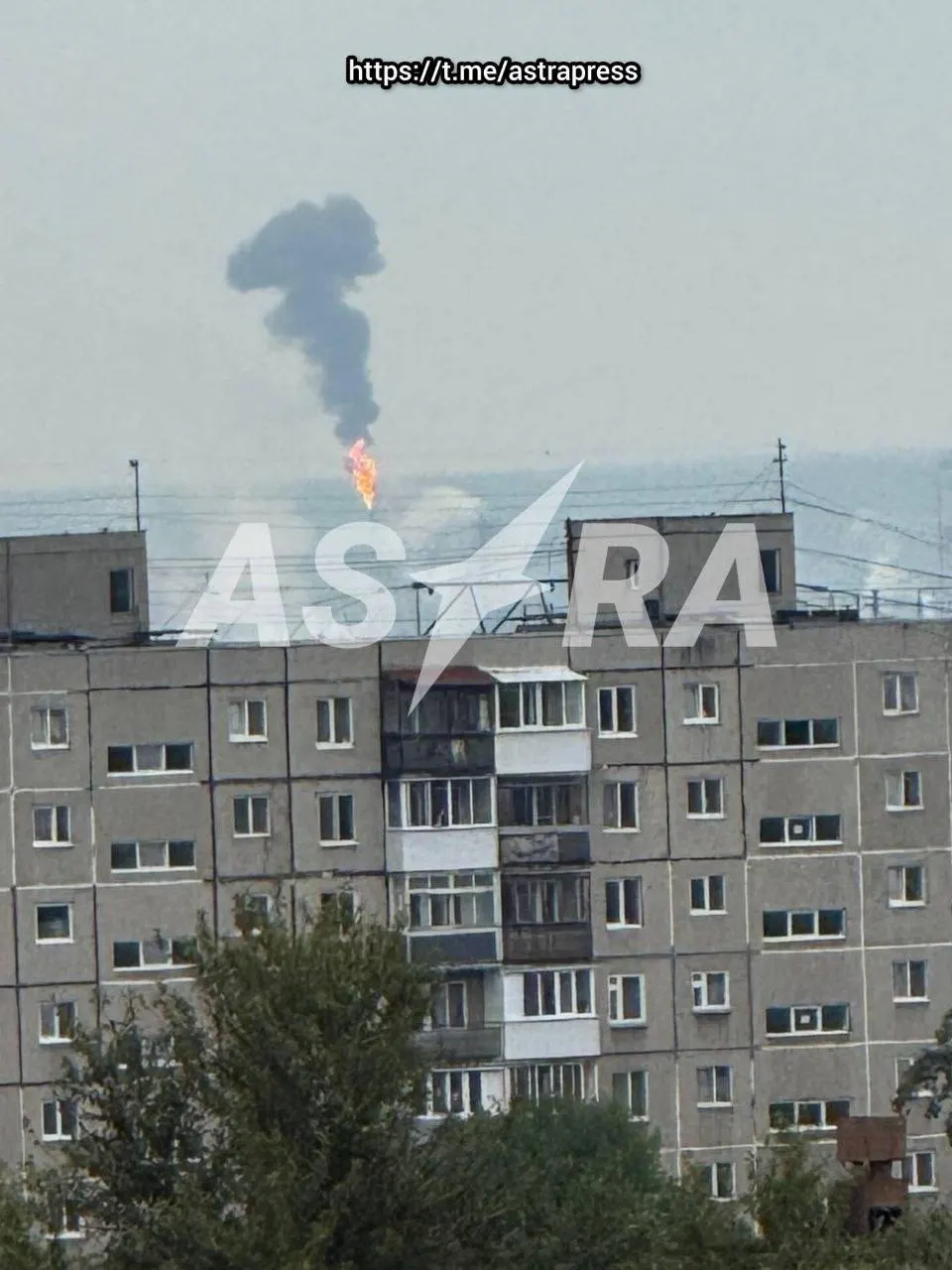 Ночью над пермским НПЗ поднялся дым после атаки беспилотников; власти ограничили полёты и заявили об отражении налета.
