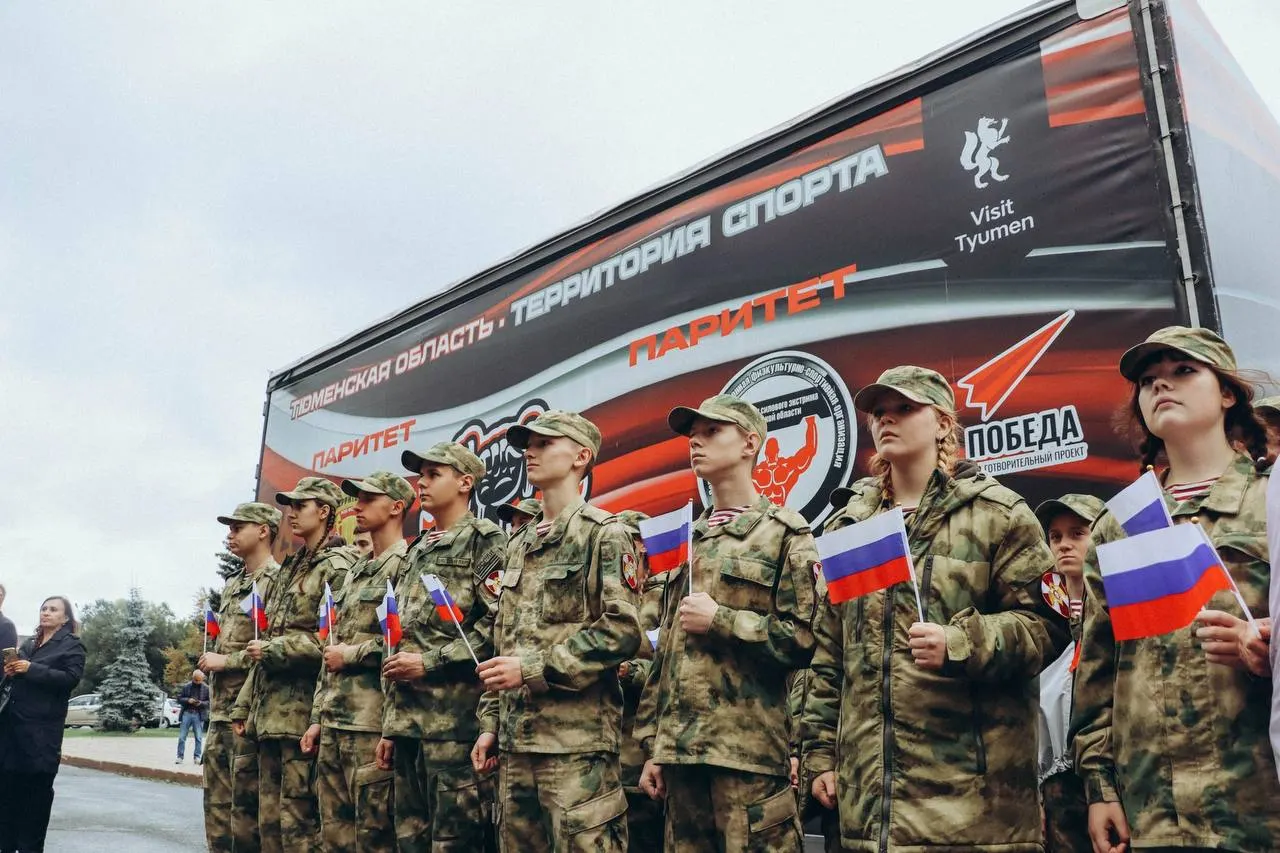 Кадеты Росгвардии из группы «Феникс» и воспитанники детского морского центра «Алый парус» приняли участие в очередном сборе гуманитарной помощи для российских защитников; юным участникам предложили написать письма солдатам.