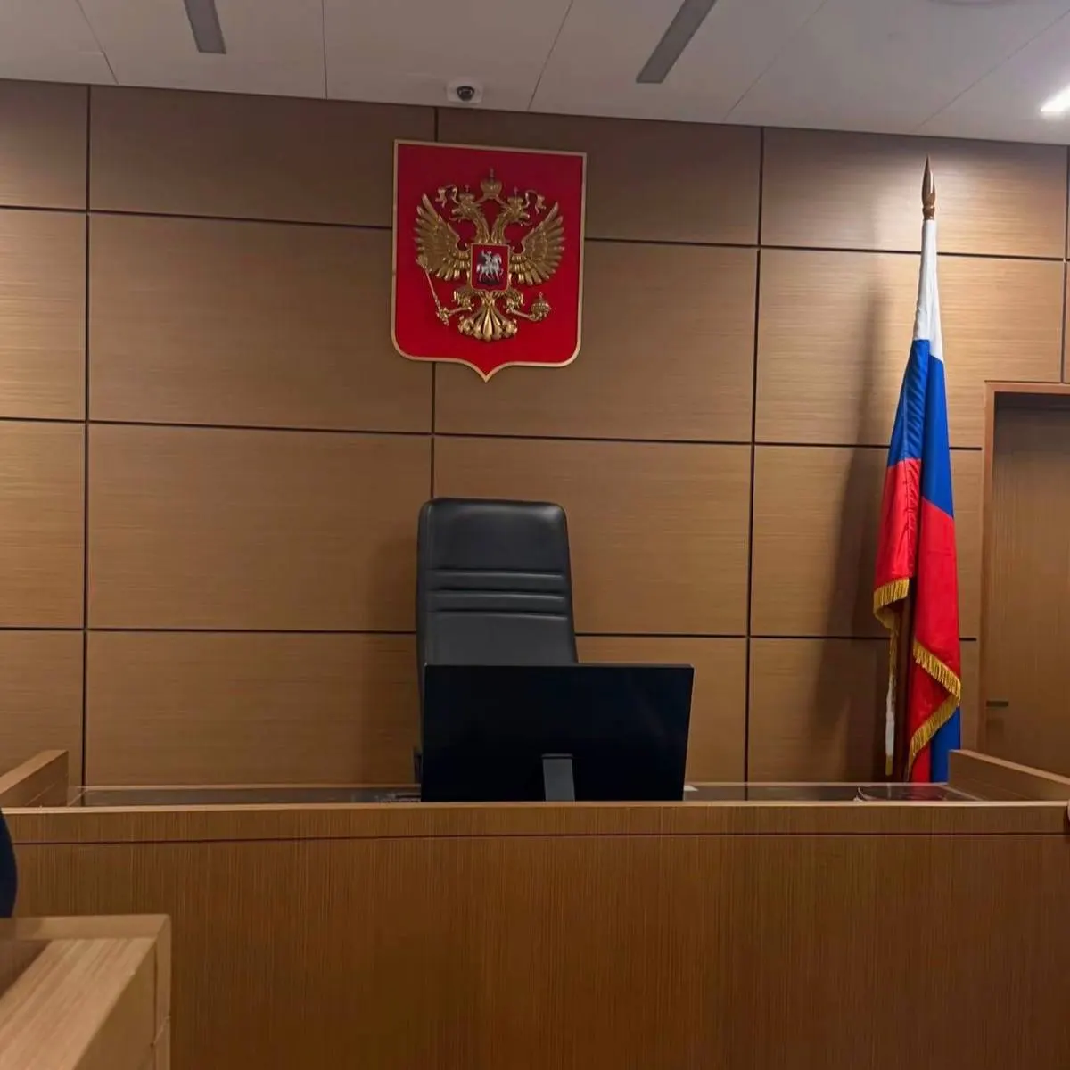 Суд в Екатеринбурге признал администратора чата виновным в публичной демонстрации запрещённой символики. Флаг назван символикой движения «Уральская Республика», которое суд признал террористическим.