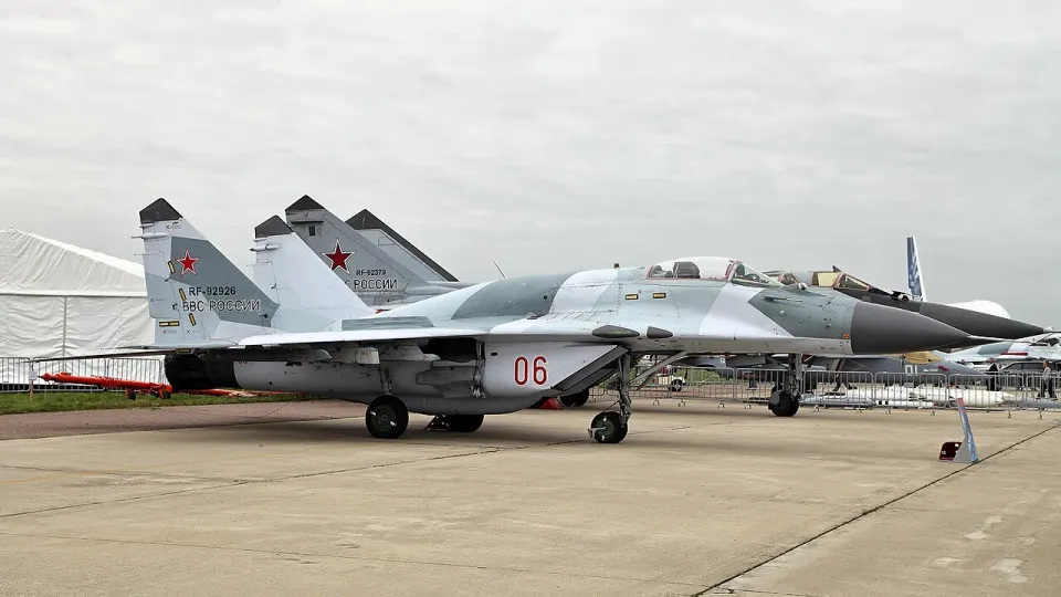 По данным Генштаба ВСУ, украинские силы нанесли удары по аэродромам и складам в приграничных регионах, затронув российскую авиацию и склады вооружённых сил РФ.