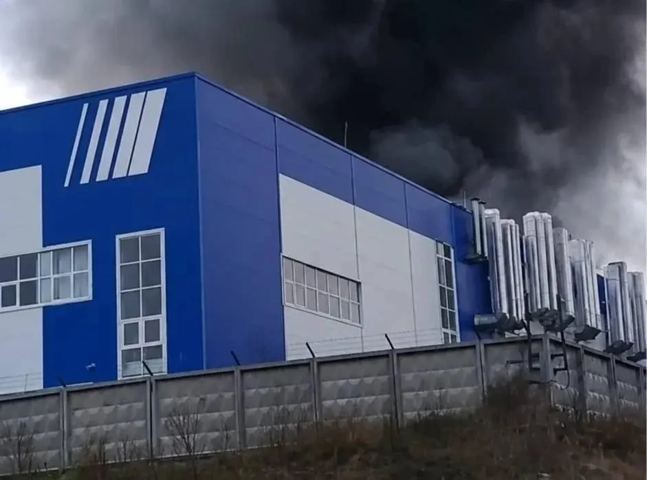 Пожар на производстве в Новых Лядах локализован; погибших и пострадавших нет.