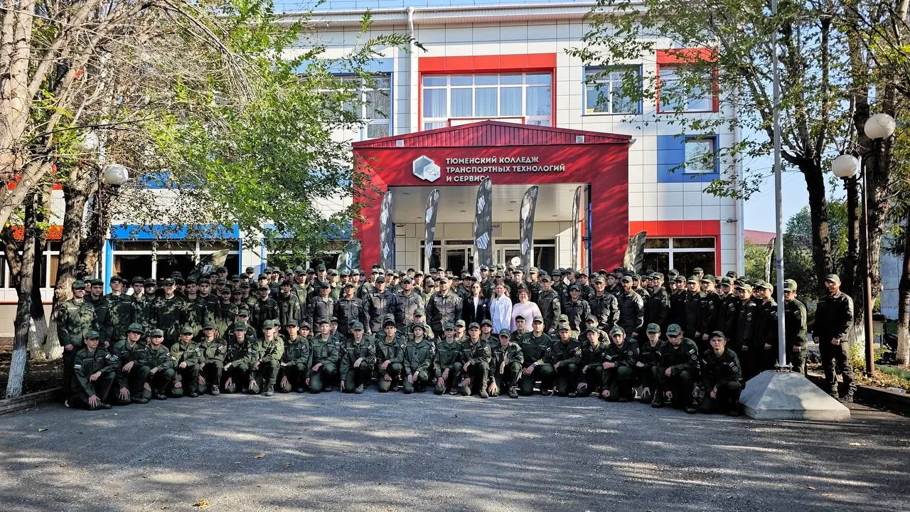 В Тюменском колледже транспортных технологий и сервиса запустили программу центра «Воин»: студентов обучают тактической медицине, инженерной, строевой и огневой подготовке, а также управлению беспилотными летательными аппаратами.