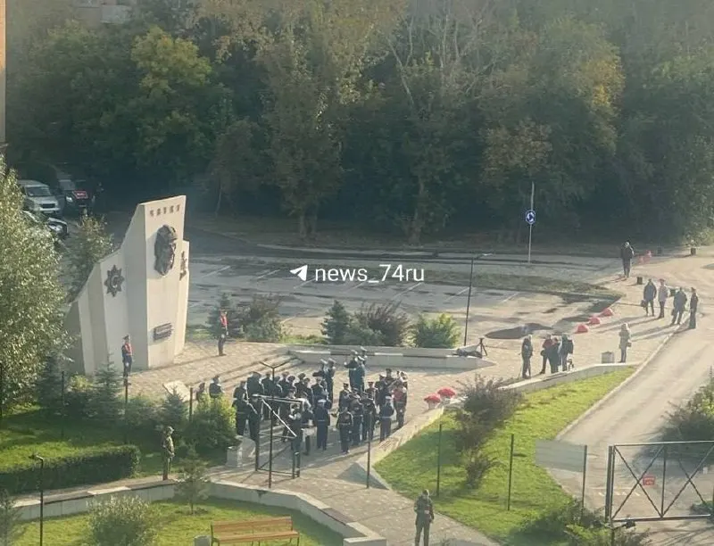 Перед церемонией вывезли автомобили с парковки возле стелы Танкистам; полиция заявила, что эвакуация была единоразовой.