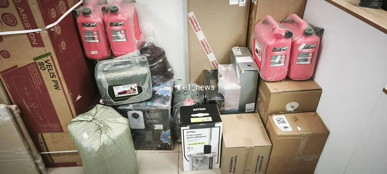 Горожане Екатеринбурга активнее заказывают канистры из-за дефицита топлива, формируя запасы в пунктах выдачи.