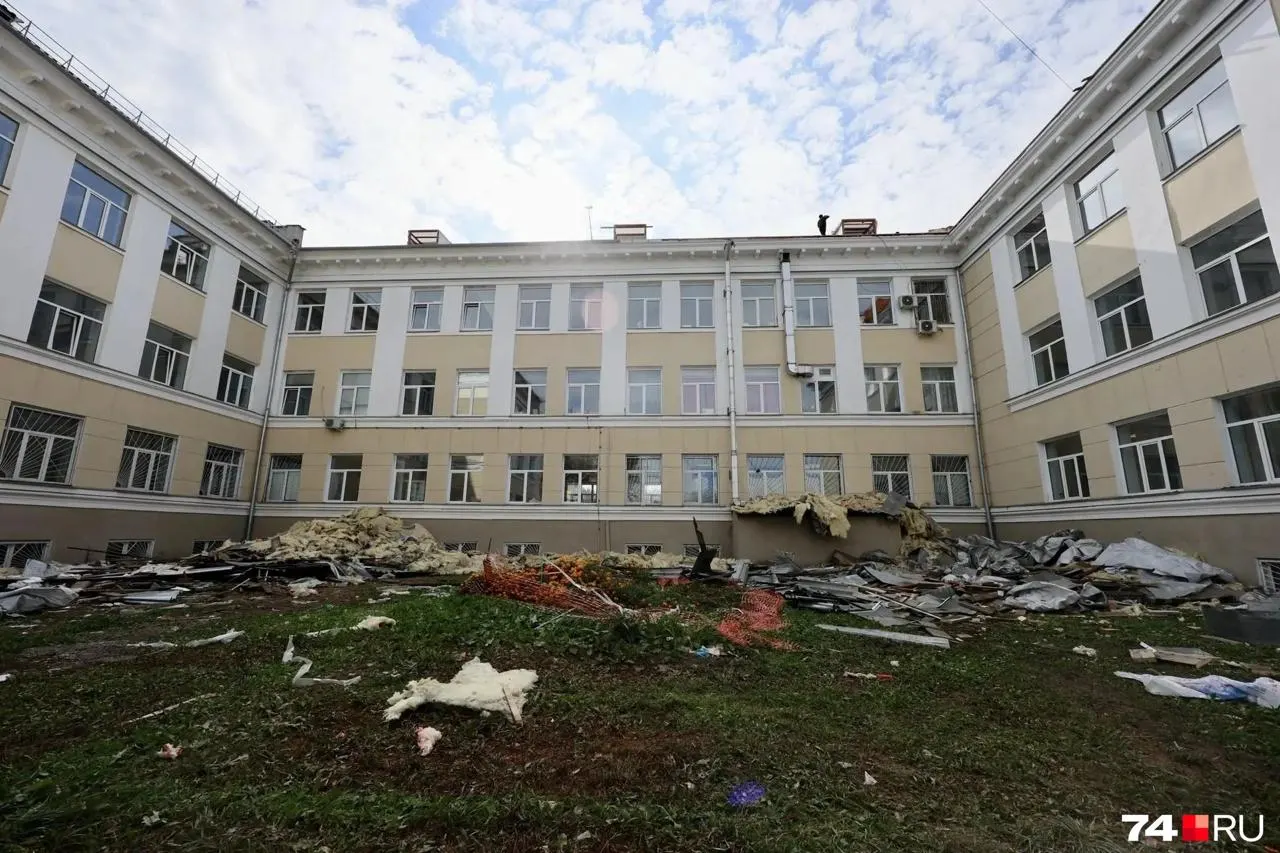 Пациенты жалуются на остановку ремонта крыши поликлиники и мокрые потолки: по территории разбросан стекловатый и шифер. Подрядчик объясняет задержку дополнительными работами и дождями.