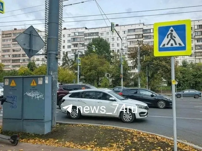 Новый пешеходный переход со светофором и остановка введены в рамках второго этапа реконструкции перекрестка.