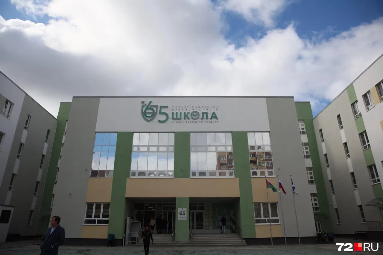 В Тюменском регионе открылся крупный образовательный комплекс в микрорайоне Ямальский‑1: односменное обучение на 1200 мест, кружки после уроков и военно‑патриотическое направление.