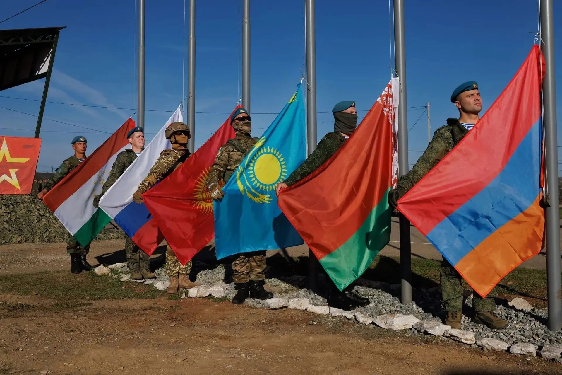 На полигоне Чебаркуль стартовали совместные учения стран ОДКБ под кодовыми названиями «Взаимодействие-2026», «Поиск-2026» и «Эшелон-2026».