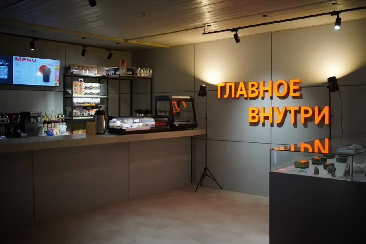 В Екатеринбурге открылся туристско-информационный центр, посвященный знакомству гостей с городом. Здесь можно узнать о достопримечательностях, купить сувениры и насладиться кофейней; для иностранных туристов работают переводчики и волонтёры.