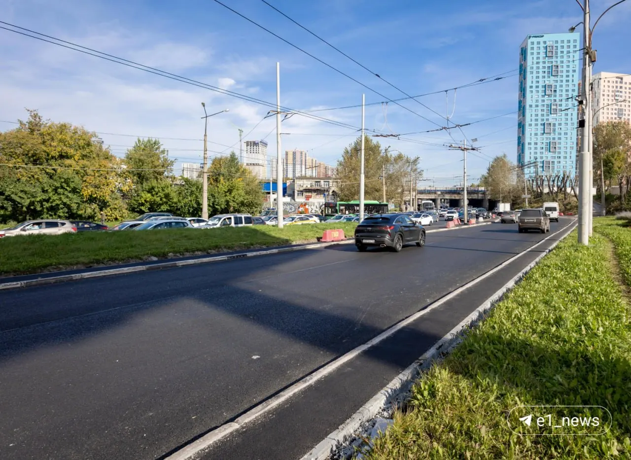 Обновление дорожной части и тротуаров на участке улицы Челюскинцев в Екатеринбурге заметно преобразило территорию от Привокзальной площади до Восточной.