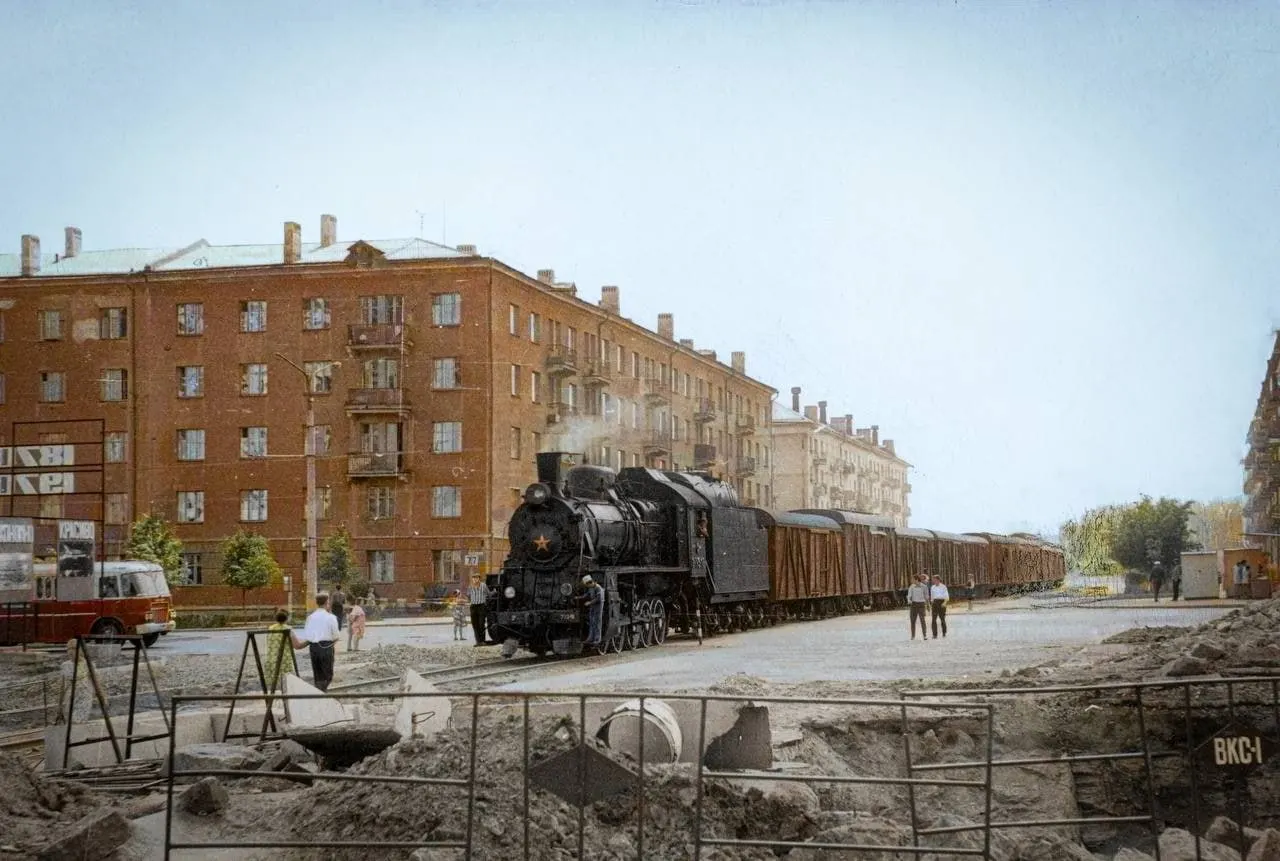 В центре города когда-то курсировали паровозы по ветке, построенной в 1920-х годах и разобранной в начале 1970-х. По рассказам местных жителей, окна домов открывали по расписанию.