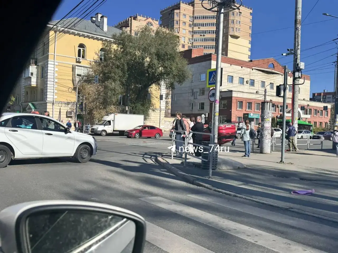 На перекрёстке Доватора и Воровского в Челябинске произошла авария с опрокидыванием. По записям камер кроссовер пытался пересечь перекрёсток, поток справа начал движение; машину отбросило к пешеходам, пострадавших пока нет. На месте работают сотрудники ГИБДД, образовалась пробка.