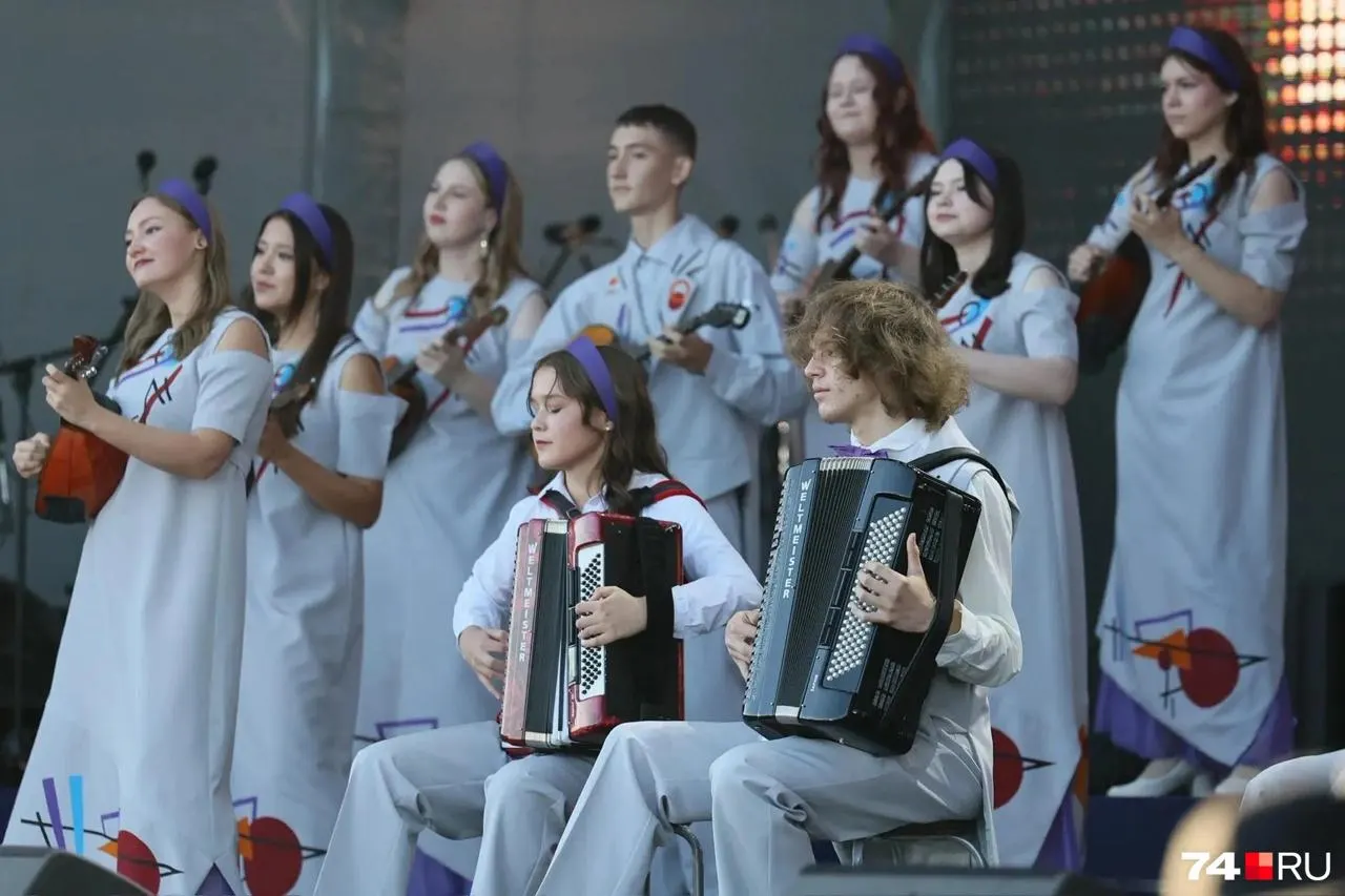 Главный хедлайнер выйдет на сцену к 20:00, пока гостей развлекают местные коллективы.