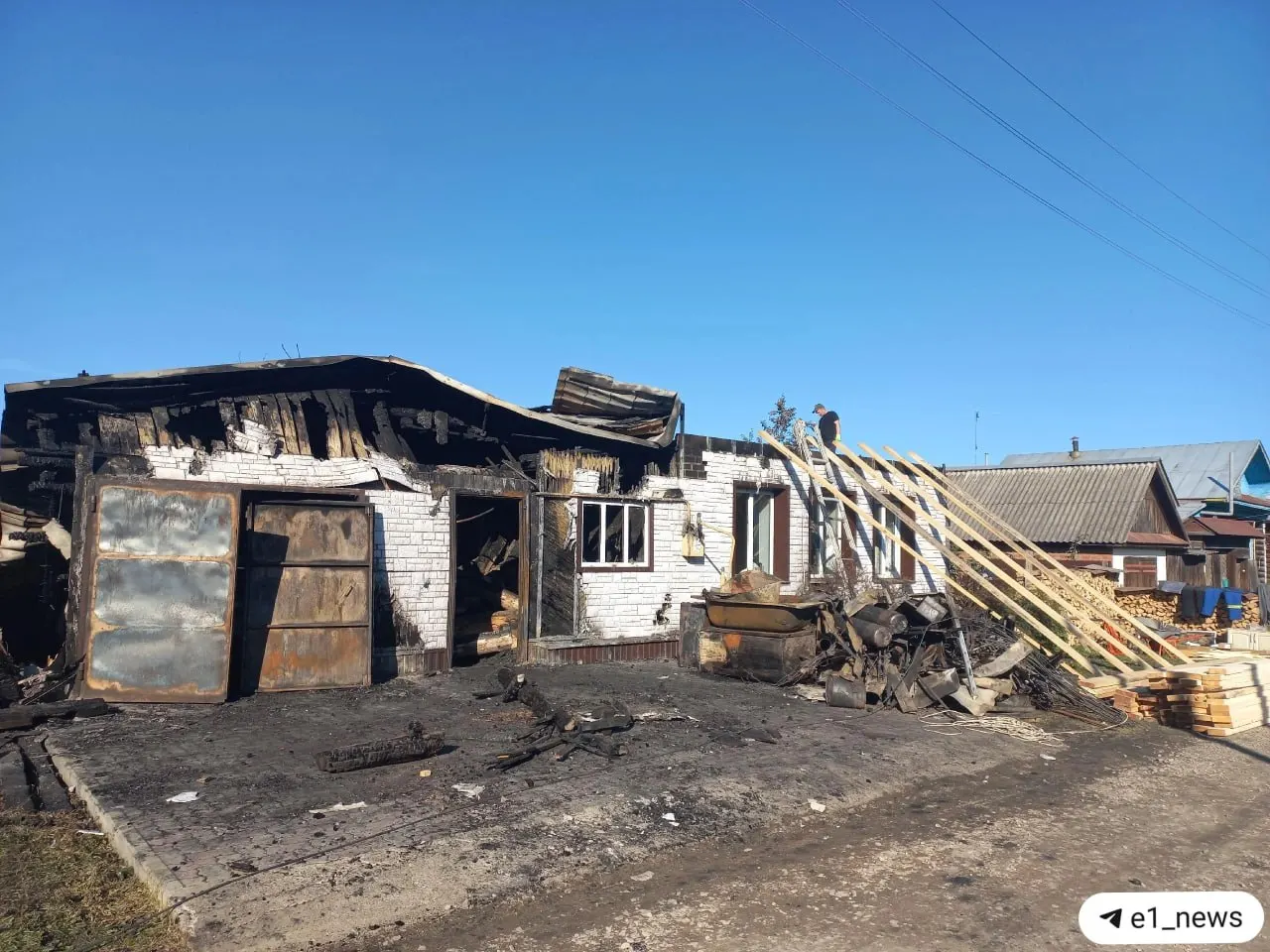 Пожар рано утром разрушил крышу частного дома пожилой пары в Свердловской области и повредил хозяйственные постройки; кошки выжили. Семья возвращается домой и ищет возможность восстановить жилище до наступления холодов.