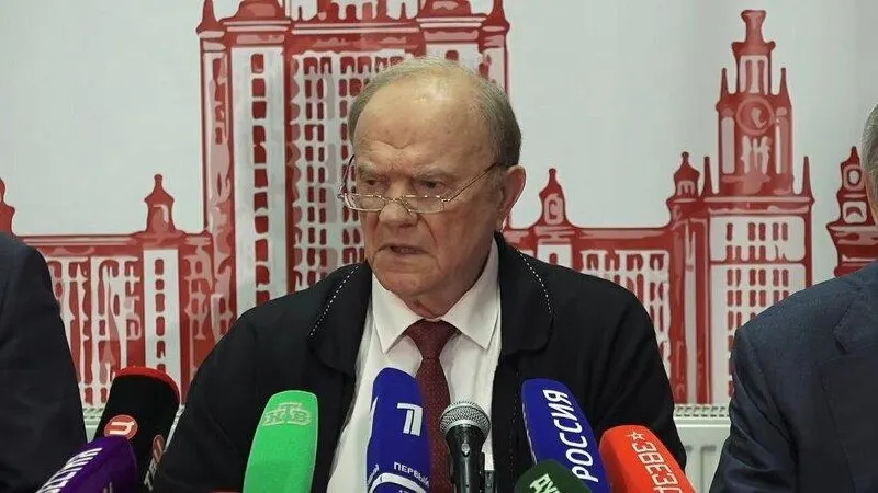 Лидер КПРФ Геннадий Зюганов на брифинге предупредил, что сохранение нынешнего экономического курса приведет к экономическому и технологическому отставанию и росту социальных проблем.
