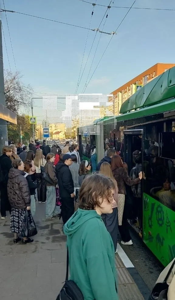 В Челябинске автобусы у остановки ЧелГУ продолжают переполняться; пассажиры жалуются на то, что в часы пик зайти в салон порой невозможно.