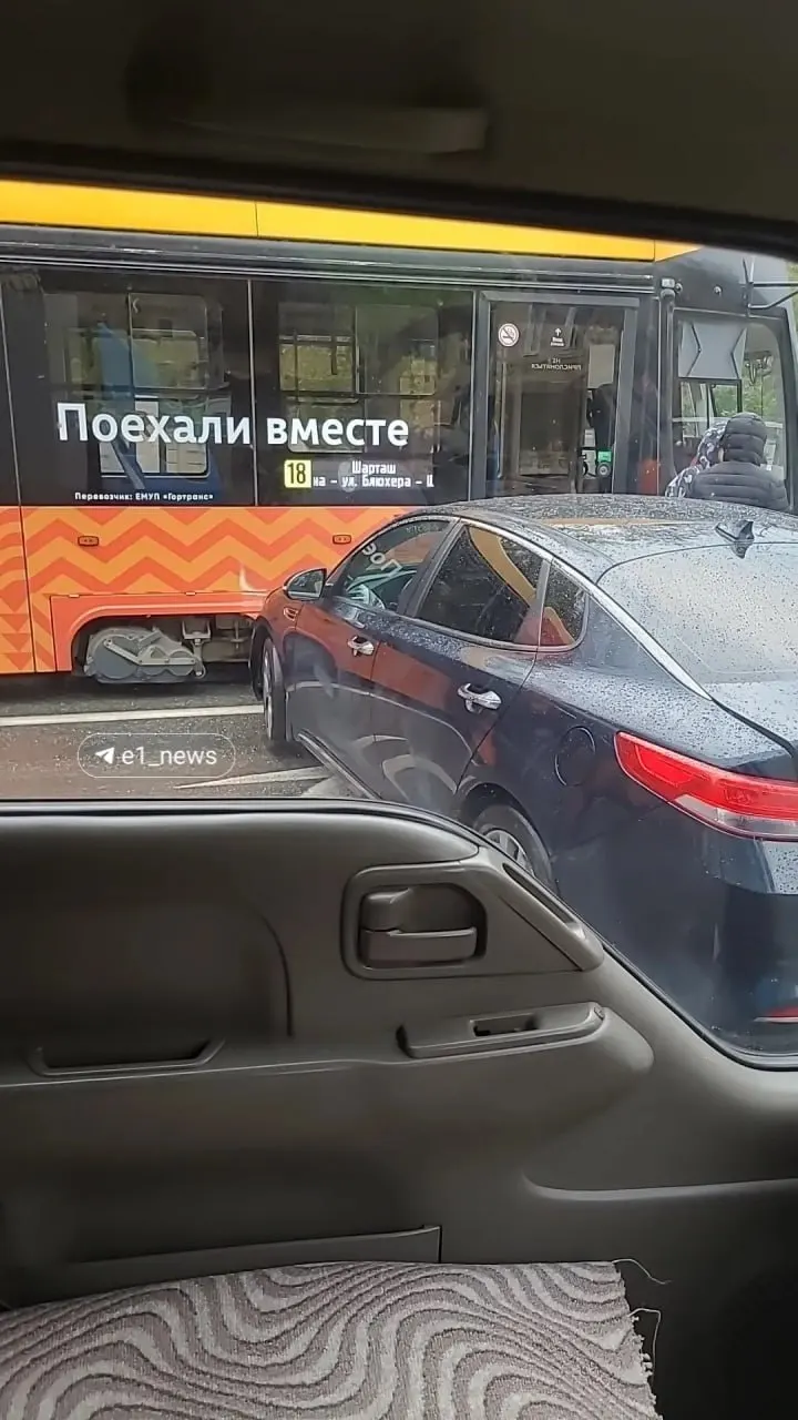 Из-за аварии на перекрёстке Блюхера и Гагарина образовались заторы; трамваи приостанавливают движение. Затронуты маршруты 4, 12, 18 и 23.