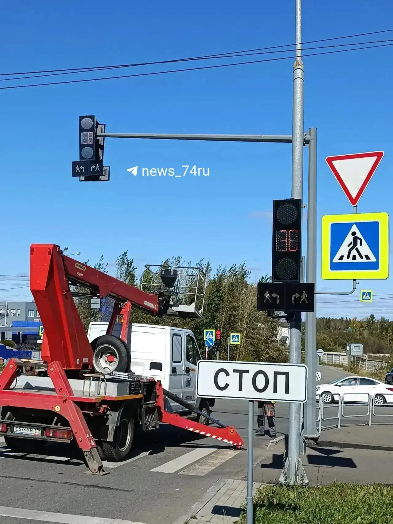 Светофор на перекрёстке Ньютон починили; пешеходам можно безопасно переходить улицу, но не забывайте об осторожности.
