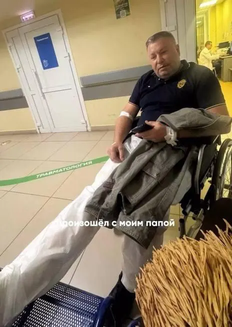 В Перми на АЗС Газпромнефть произошла драка в очереди: пенсионер получил травмы — сломана нога, выбит зуб, порвана губа; врачи зафиксировали сотрясение мозга; полиция проводит проверку.