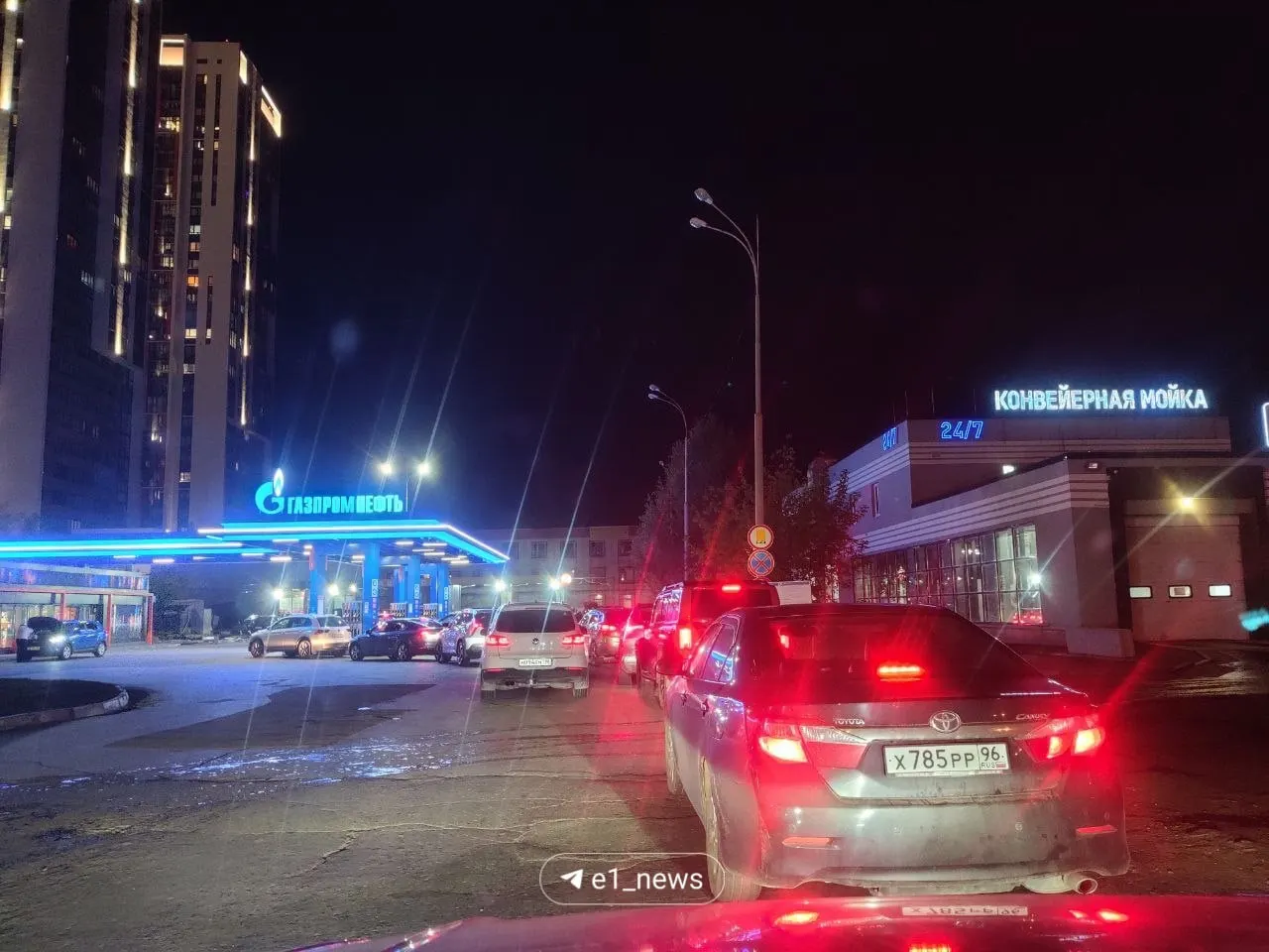 Очереди у заправок вновь фиксируются. Водители делятся кадрами и обсуждают ситуацию в городе и области.
