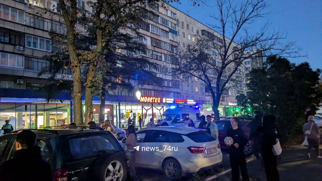На парковке у ТЦ «Магнолия» собрались полицейские и прохожие; по предварительным данным, проводится проверка по сигналу местных жителей.