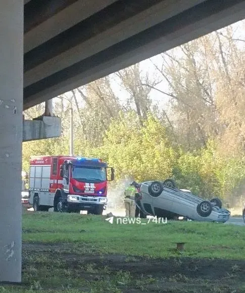 На месте аварии образовалась пробка длиной 1,5 км; о пострадавших пока неизвестно.