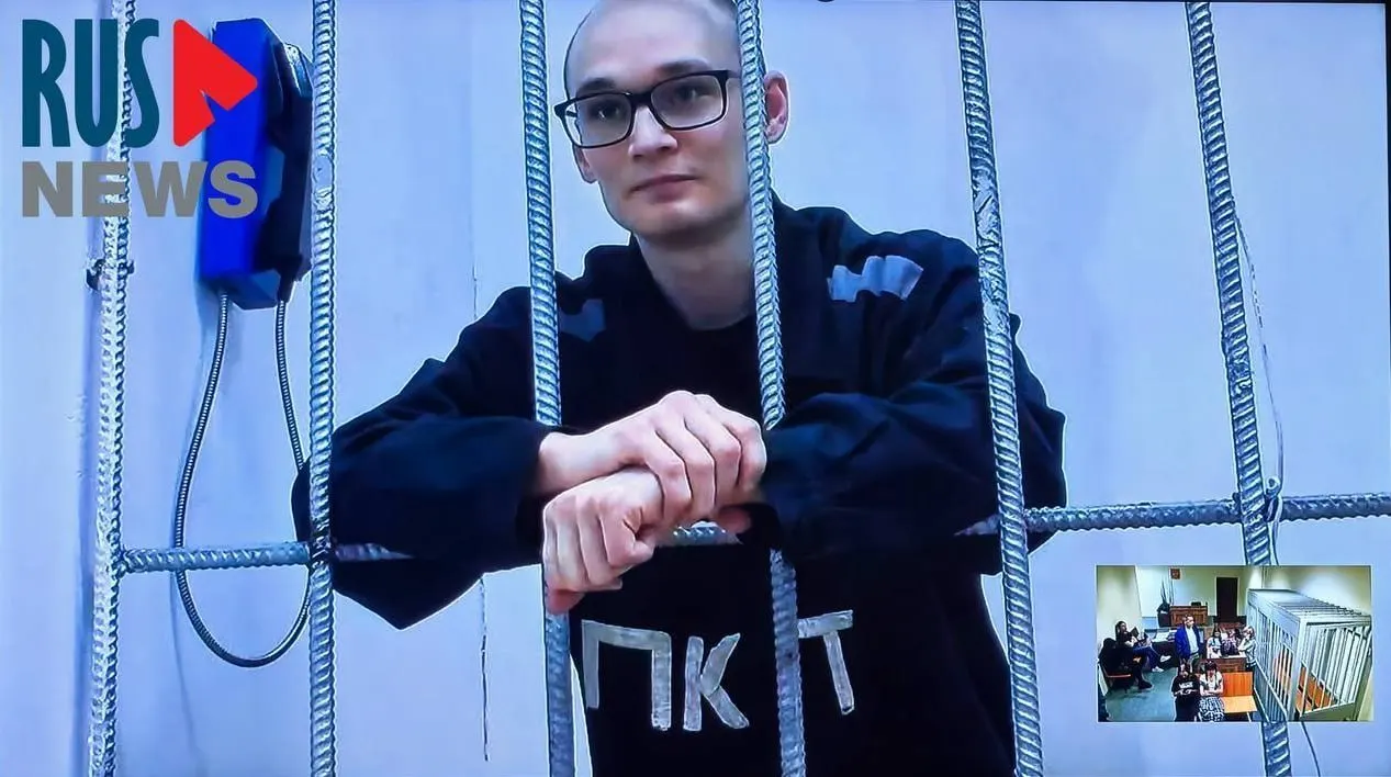 Во время перерыва Елена пообщалась с мужем; суд продолжится, Азат должен освободиться осенью 2027 года.