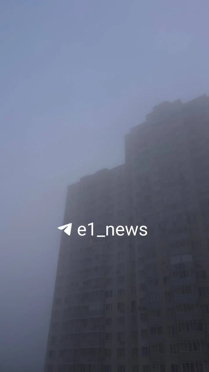 Утренний туман окутал Екатеринбург; горожане делятся фото утреннего пейзажа.