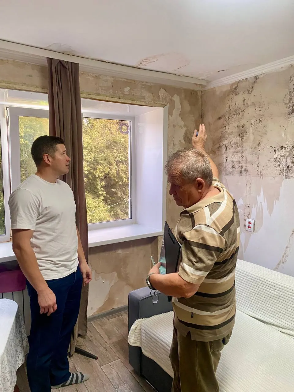 Жильцы дома на Героев Хасана, 115 жалуются на плесень, риск пожаров и неэффективное расходование средств на капремонт крыши; дело тянется.