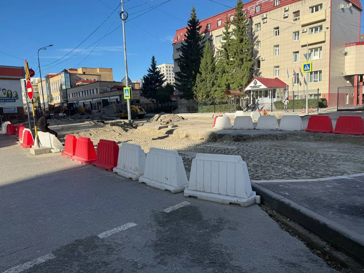 Из-за ремонта на участке улицы Максима Горького движение по Фабричной ограничено до 25 сентября; водителям рекомендуется планировать объезды и следовать указаниям знаков.
