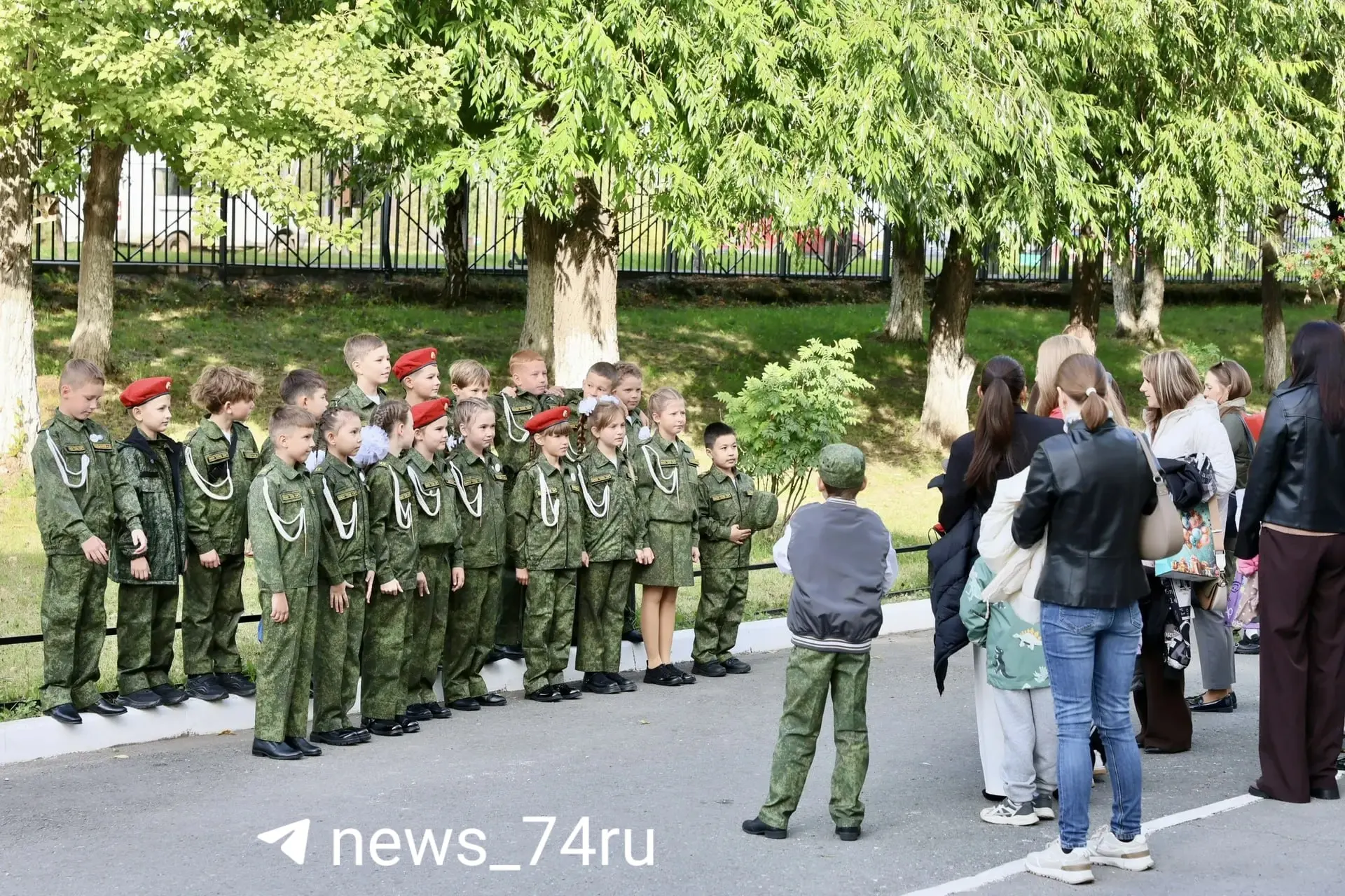 Ученики и родители собираются возле школы перед торжественной линейкой, учителя получают цветы и тёплые слова.