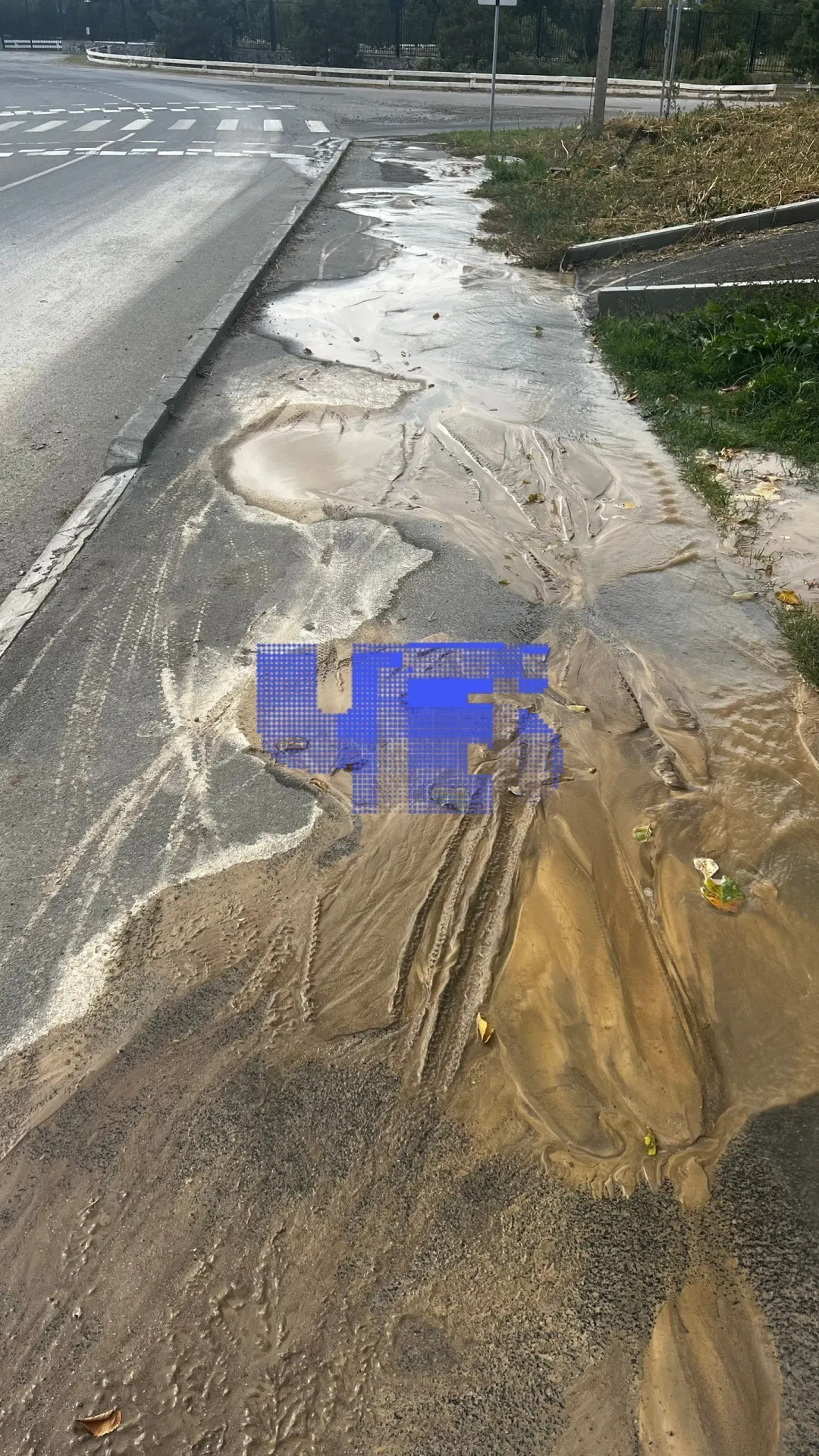 На улице Увельской прорвался водопровод. Водоканал и мэрия прибыли, но затем уехали отдыхать, оставив жителей наедине с последствиями.