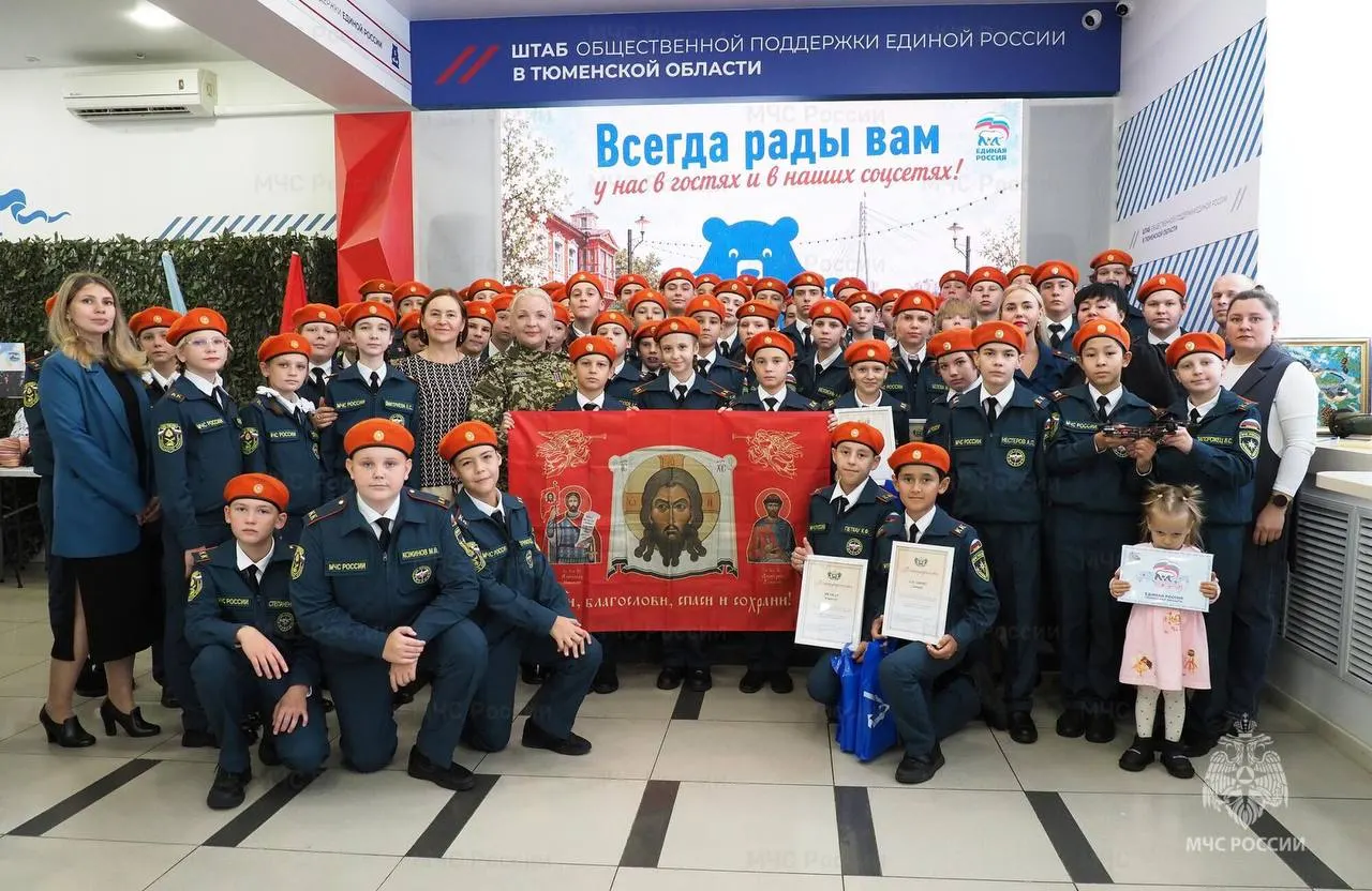 Кадетам на выставке показали маскировочные сети, окопные свечи и антидроновые одеяла, которые направляются российским военным; в завершение мероприятия кадетам вручили символ Спаса Нерукотворного.
